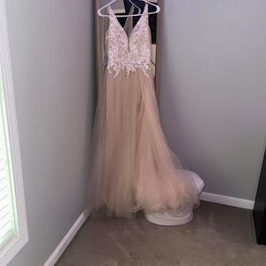 Worn Once, needs to be steamed.